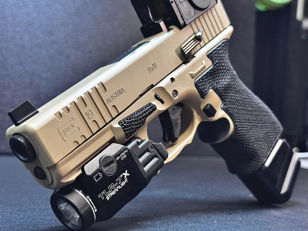 Glock 19 — FDE Signature — Flat Dark Earth Cerakote · Full Stipple